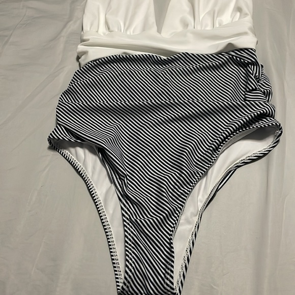 NWOT one piece halter swimsuit sz L - Picture 4 of 4